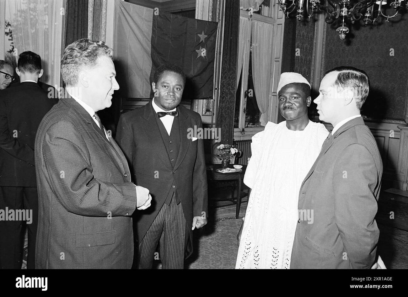 RECEPTION République du Cameroun Mr. Atangana Hotel de Indes, réceptions, 01-10-1964, Whizgle Dutch News : images historiques sur mesure pour l'avenir. Explorez le passé néerlandais avec des perspectives modernes grâce à des images d'agences néerlandaises. Concilier les événements d'hier avec les perspectives de demain. Embarquez pour un voyage intemporel avec des histoires qui façonnent notre avenir. Banque D'Images