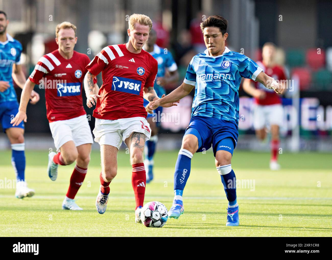 Silkeborg, Danemark. 08 août 2024. Tonni Adamsen de Silkeborg contre Tsuyoshi Watanabe de KAA Gent dans le match de l'UEFA Conference League entre Silkeborg IF et KAA Gent dans le 1er match du 3ème tour de qualification à Silkeborg, jeudi 8 août 2024. (Photo : Henning Bagger/Ritzau Scanpix) crédit : Ritzau/Alamy Live News Banque D'Images