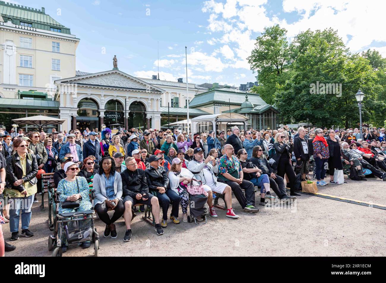 Public écoutant un concert en plein air gratuit sur la scène Esplanade Park ou Espan lava à Helsinki, Finlande Banque D'Images