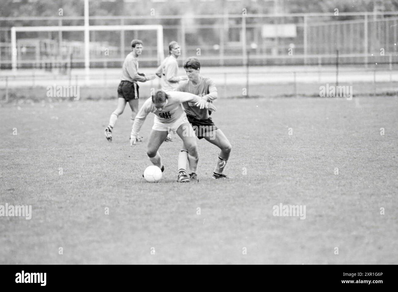 TYBB - jaune/blanc, Football, 12-09-1987, Whizgle Dutch News : images historiques sur mesure pour l'avenir. Explorez le passé néerlandais avec des perspectives modernes grâce à des images d'agences néerlandaises. Concilier les événements d'hier avec les perspectives de demain. Embarquez pour un voyage intemporel avec des histoires qui façonnent notre avenir. Banque D'Images