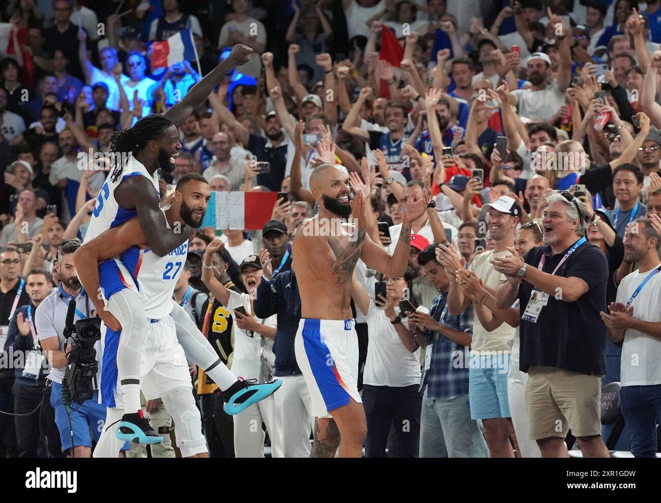 Paris, France. 08 août 2024. Le centre français Mathias Lessort (G) monte sur le dos de son coéquipier Rudy Gobert célébrant la victoire 73-69 contre l'Allemagne en demi-finale masculine de basket-ball aux Jeux Olympiques de Paris 2024 au Bercy Arena à Paris, France, le jeudi 8 août 2024. Photo de Richard Ellis/UPI crédit : UPI/Alamy Live News Banque D'Images