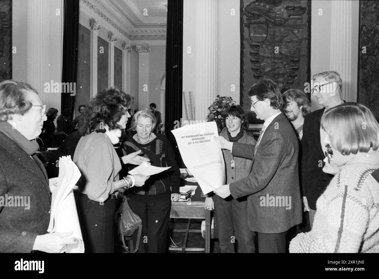 Présente pétition au député Korver, Hôpital Marine, pétition, 14-01-1985, Whizgle Dutch News : images historiques adaptées pour l'avenir. Explorez le passé néerlandais avec des perspectives modernes grâce à des images d'agences néerlandaises. Concilier les événements d'hier avec les perspectives de demain. Embarquez pour un voyage intemporel avec des histoires qui façonnent notre avenir. Banque D'Images