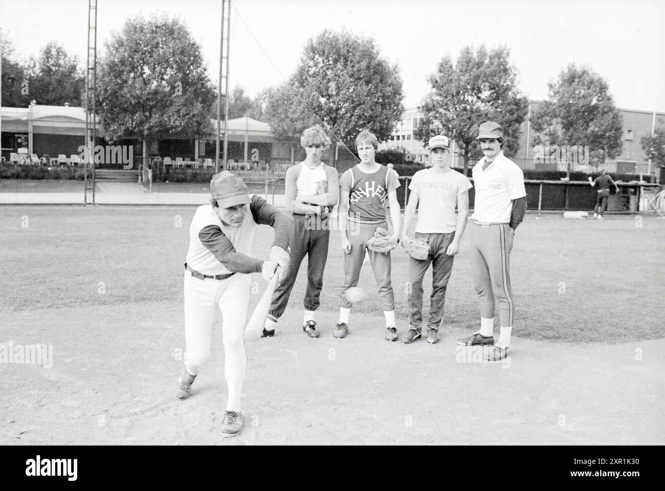 H 'ns Augustinus Baseball coach, Baseball Kinheim, 05-07-1979, Whizgle Dutch News : images historiques adaptées pour l'avenir. Explorez le passé néerlandais avec des perspectives modernes grâce à des images d'agences néerlandaises. Concilier les événements d'hier avec les perspectives de demain. Embarquez pour un voyage intemporel avec des histoires qui façonnent notre avenir. Banque D'Images