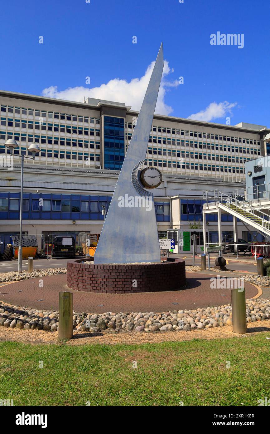 Horloge design moderne, rappelant un cadran solaire. University Hospital of Wales, Heath Hospital, Cardiff et Vale University Health Board. Prise en août 2024 Banque D'Images