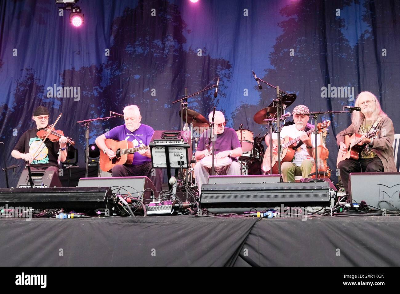 Williamscot, Royaume-Uni. 08 août 2024. De gauche à droite Ric Sanders, Simon Nicol, Dave Masks, David Pegg et Chris Leslie du groupe folk britannique Fairport Convention se produisant sur scène au Cropredy Festival. Crédit : SOPA images Limited/Alamy Live News Banque D'Images