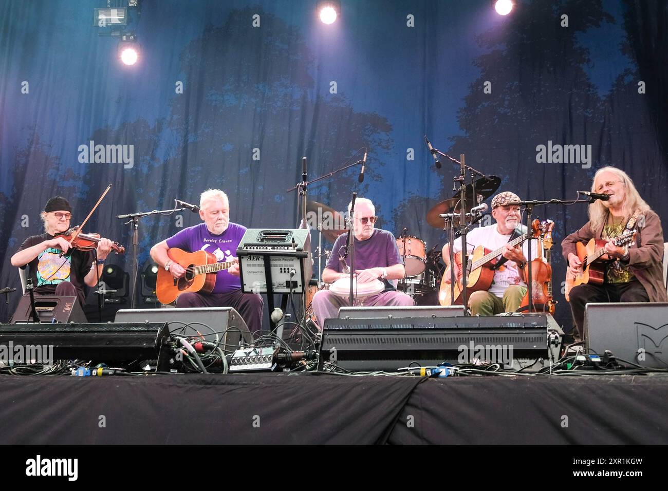 Williamscot, Royaume-Uni. 08 août 2024. De gauche à droite Ric Sanders, Simon Nicol, Dave Masks, David Pegg et Chris Leslie du groupe folk britannique Fairport Convention se produisant sur scène au Cropredy Festival. Crédit : SOPA images Limited/Alamy Live News Banque D'Images