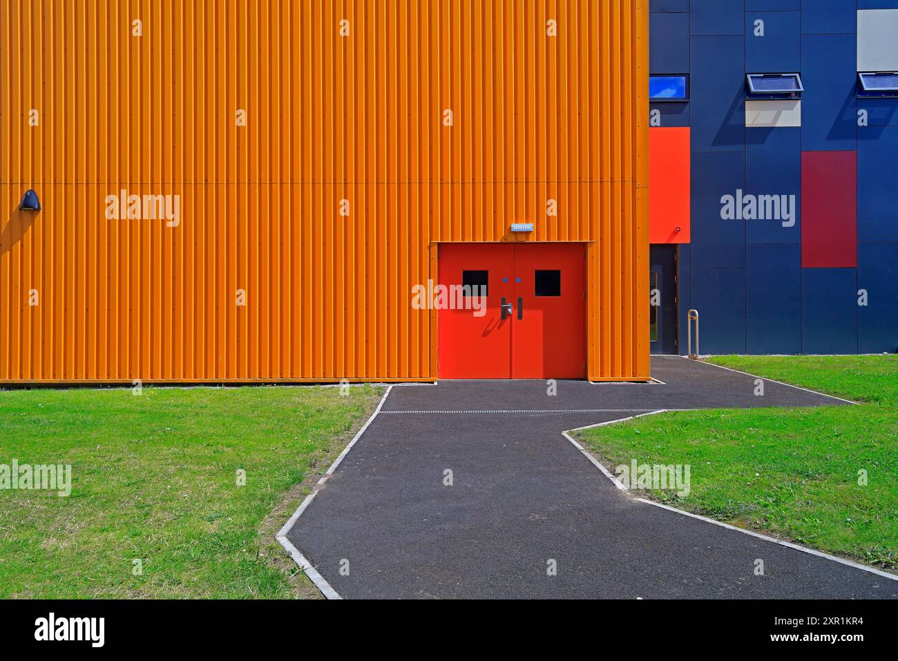 Architecture colorée intéressante en tôle ondulée orange. Hôpital universitaire du pays de Galles, Hôpital Heath. Prise en août 2024 Banque D'Images