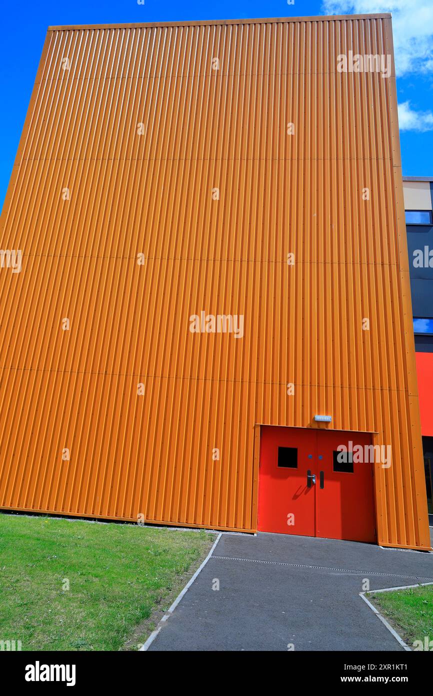 Architecture colorée intéressante en tôle ondulée orange. Hôpital universitaire du pays de Galles, Hôpital Heath. Prise en août 2024 Banque D'Images