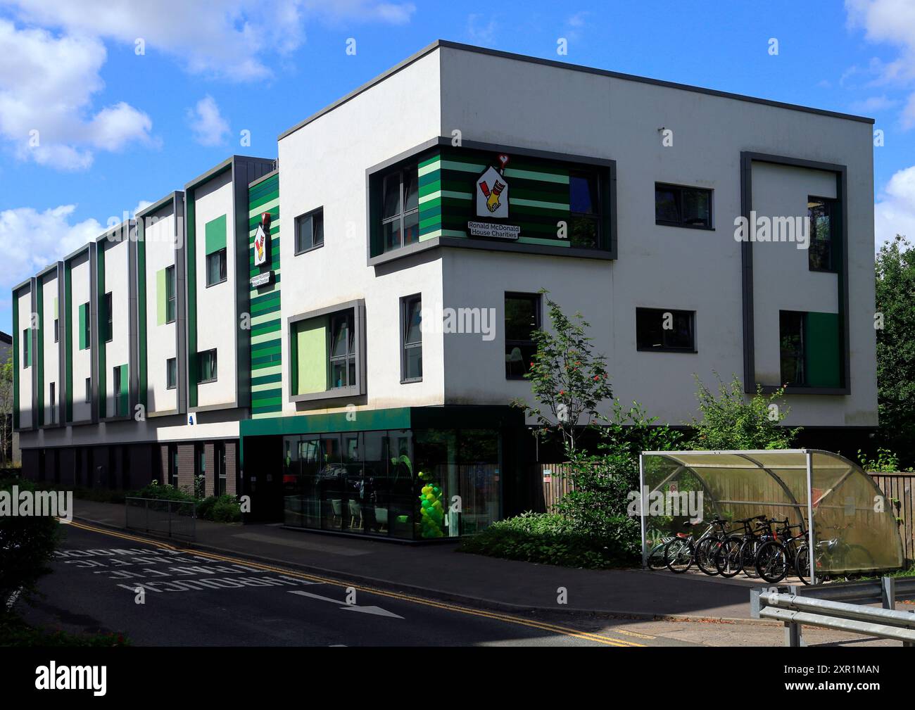 Bâtisse des œuvres caritatives Ronald McDonald House. University Hospital of Wales, Heath Hospital, Cardiff et Vale University Health Board. Prise en août 2024 Banque D'Images