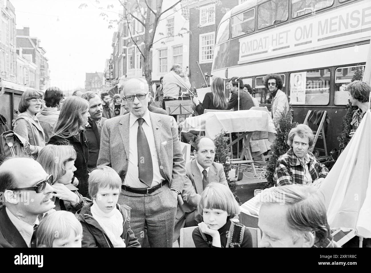 Présentation brochure PPR Grote Houtstraat Haarlem, Politics, People Politics, Presentation, Haarlem, Grote Houtstraat, pays-Bas, 02-05-1977, Whizgle Dutch News : des images historiques sur mesure pour l'avenir. Explorez le passé néerlandais avec des perspectives modernes grâce à des images d'agences néerlandaises. Concilier les événements d'hier avec les perspectives de demain. Embarquez pour un voyage intemporel avec des histoires qui façonnent notre avenir. Banque D'Images