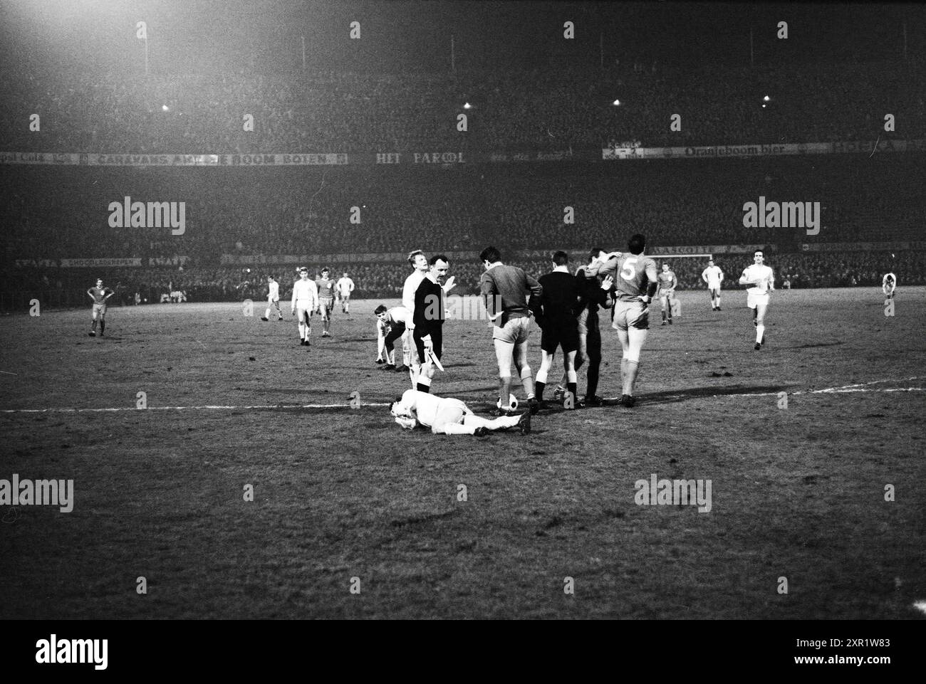 Football European Cup 1 Liverpool - FC Köln, Rotterdam, de Kuip, 24-03-1965, Whizgle Néerlandais Actualités : des images historiques sur mesure pour l'avenir. Explorez le passé néerlandais avec des perspectives modernes grâce à des images d'agences néerlandaises. Concilier les événements d'hier avec les perspectives de demain. Embarquez pour un voyage intemporel avec des histoires qui façonnent notre avenir. Banque D'Images