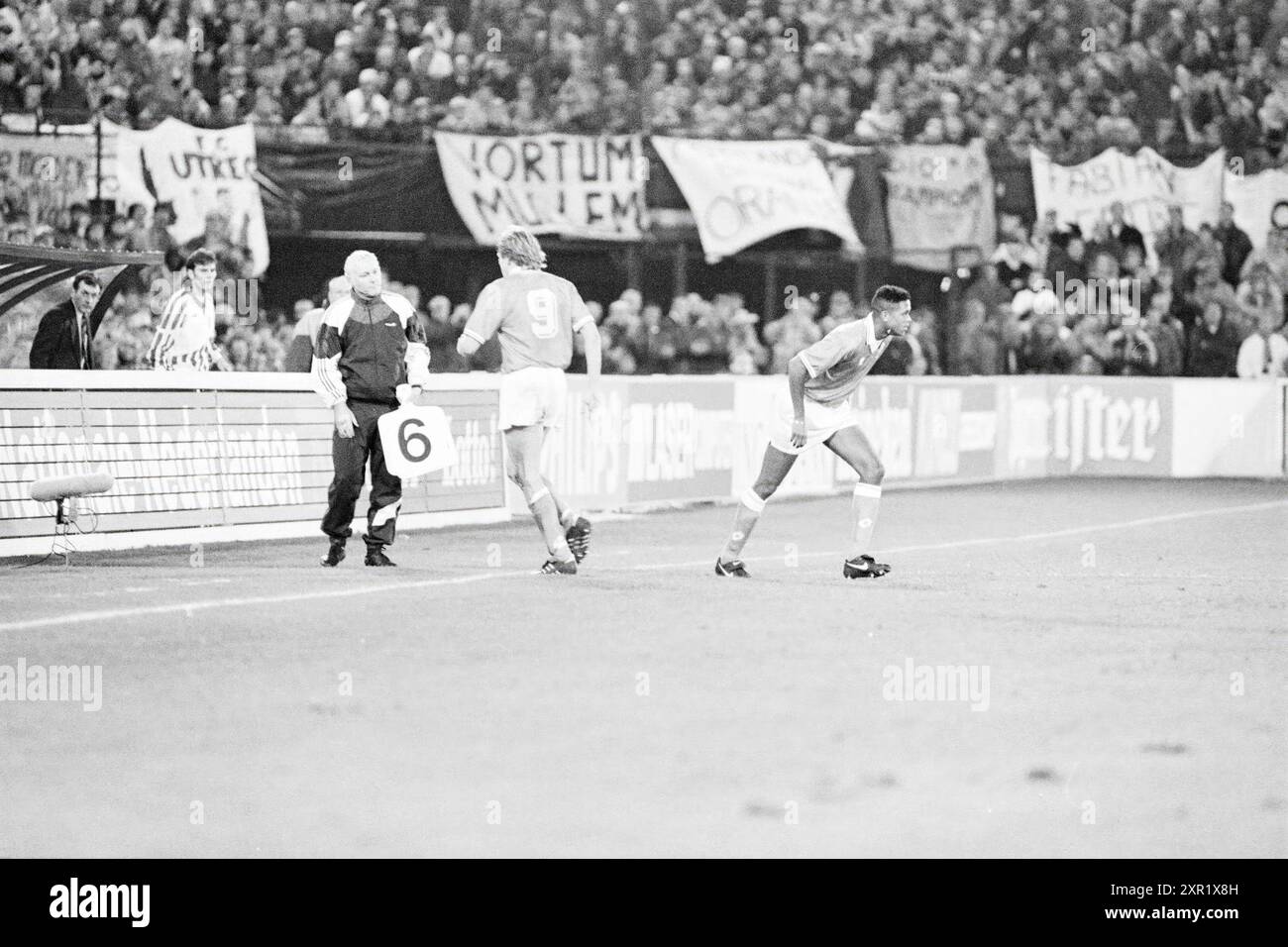 Football, pays-Bas - République tchèque, 15-11-1994, Whizgle Dutch News : images historiques adaptées pour l'avenir. Explorez le passé néerlandais avec des perspectives modernes grâce à des images d'agences néerlandaises. Concilier les événements d'hier avec les perspectives de demain. Embarquez pour un voyage intemporel avec des histoires qui façonnent notre avenir. Banque D'Images