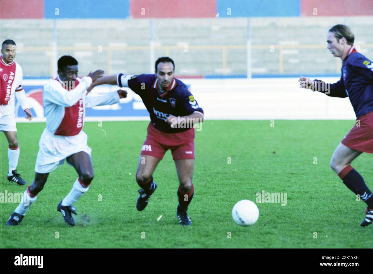 Match de football Haarlem - Ajax, Haarlem, Jan Gijzenkade, pays-Bas, 01-12-1999, Whizgle Dutch News : des images historiques sur mesure pour l'avenir. Explorez le passé néerlandais avec des perspectives modernes grâce à des images d'agences néerlandaises. Concilier les événements d'hier avec les perspectives de demain. Embarquez pour un voyage intemporel avec des histoires qui façonnent notre avenir. Banque D'Images