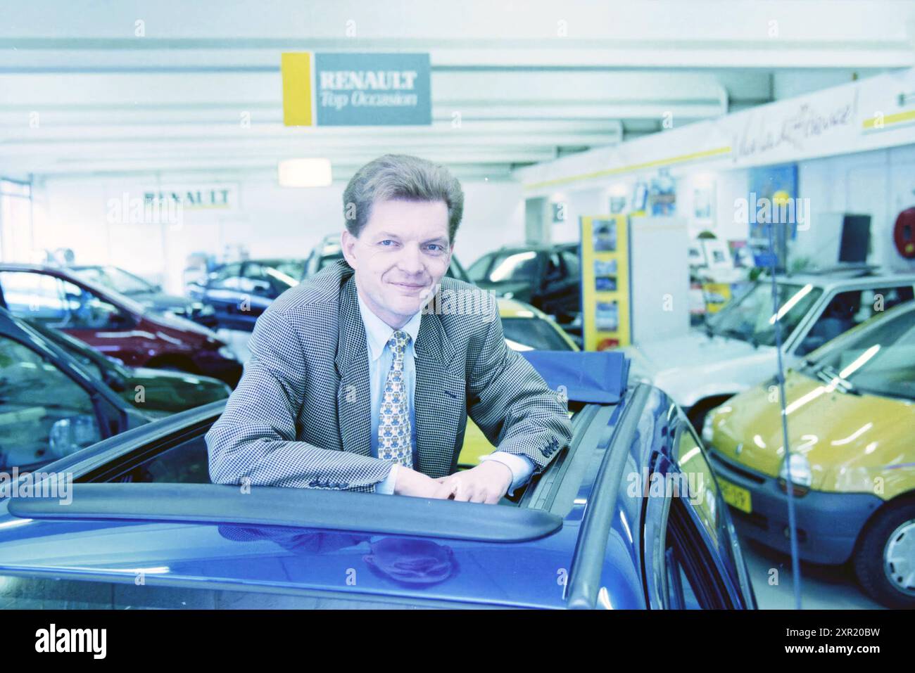 Réalisateur Smees, Renault garage Stokvis, 03-03-1998, Whizgle Dutch News : des images historiques sur mesure pour le futur. Explorez le passé néerlandais avec des perspectives modernes grâce à des images d'agences néerlandaises. Concilier les événements d'hier avec les perspectives de demain. Embarquez pour un voyage intemporel avec des histoires qui façonnent notre avenir. Banque D'Images