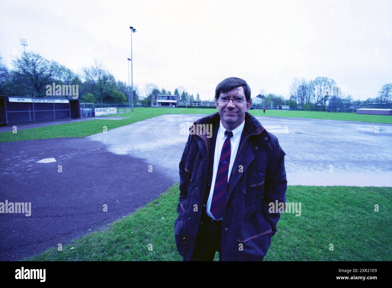 R. de Wit, président de la semaine du softball, Haarlem, pays-Bas, 12-04-1999, Whizgle Dutch News : des images historiques sur mesure pour l'avenir. Explorez le passé néerlandais avec des perspectives modernes grâce à des images d'agences néerlandaises. Concilier les événements d'hier avec les perspectives de demain. Embarquez pour un voyage intemporel avec des histoires qui façonnent notre avenir. Banque D'Images R. de Wit, président de la semaine du softball, Haarlem, pays-Bas, 12-04-1999, Whizgle Dutch News : des images historiques sur mesure pour l'avenir. Explorez le passé néerlandais avec des perspectives modernes grâce à des images d'agences néerlandaises. Concilier les événements d'hier avec les perspectives de demain. Embarquez pour un voyage intemporel avec des histoires qui façonnent notre avenir. Banque D'Images