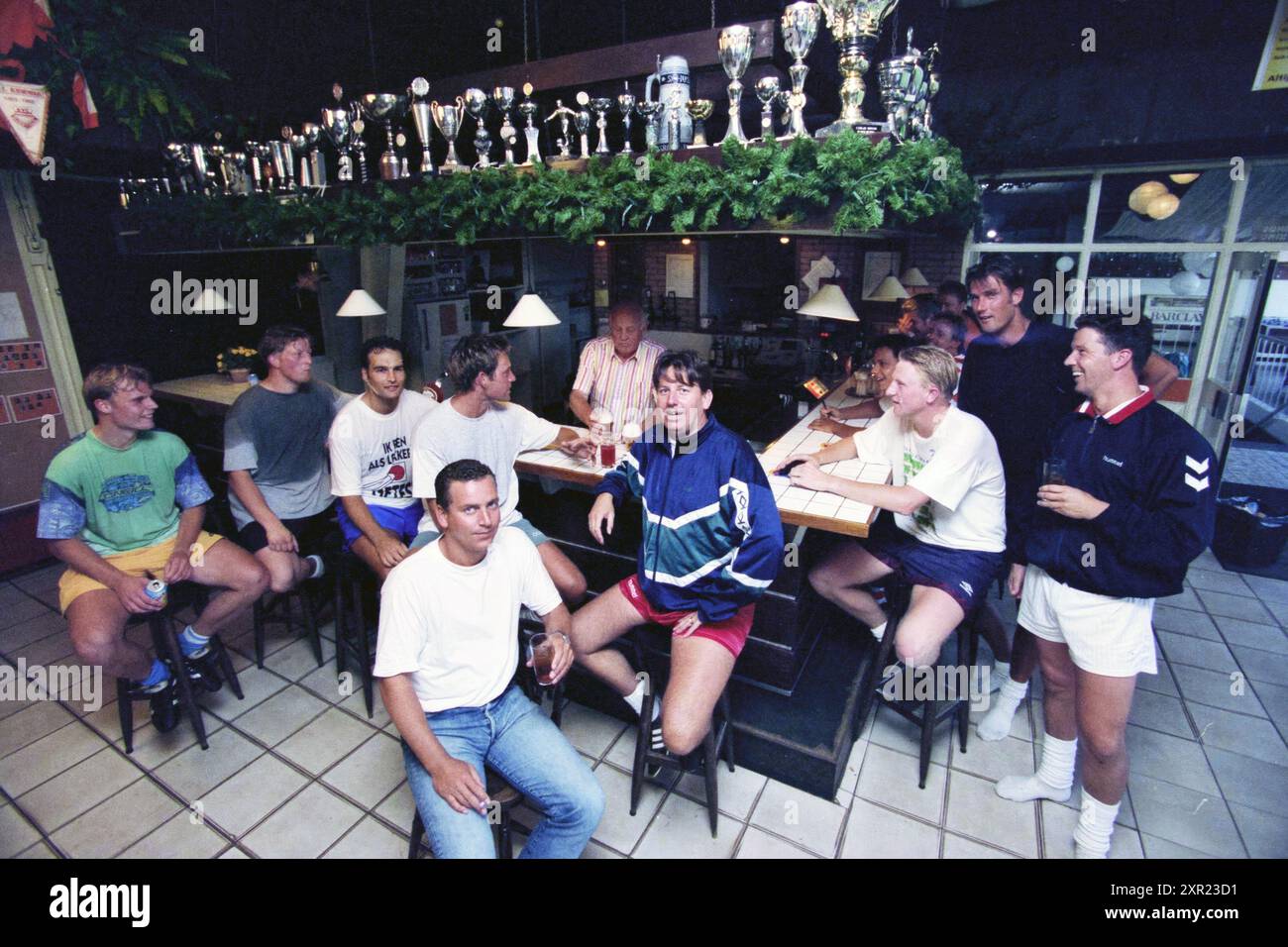 Clubhouse Football Association Bloemendaal, 18-08-1998, Whizgle Dutch News : des images historiques sur mesure pour l'avenir. Explorez le passé néerlandais avec des perspectives modernes grâce à des images d'agences néerlandaises. Concilier les événements d'hier avec les perspectives de demain. Embarquez pour un voyage intemporel avec des histoires qui façonnent notre avenir. Banque D'Images