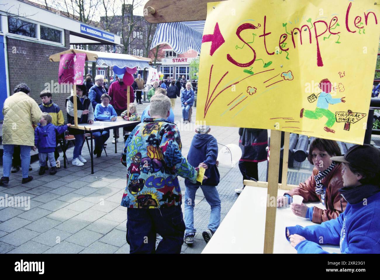 Sponsored run School Valkenburg, Heemstede, Heemstede, pays-Bas, 12-04-1999, Whizgle Dutch News : des images historiques sur mesure pour l'avenir. Explorez le passé néerlandais avec des perspectives modernes grâce à des images d'agences néerlandaises. Concilier les événements d'hier avec les perspectives de demain. Embarquez pour un voyage intemporel avec des histoires qui façonnent notre avenir. Banque D'Images Sponsored run School Valkenburg, Heemstede, Heemstede, pays-Bas, 12-04-1999, Whizgle Dutch News : des images historiques sur mesure pour l'avenir. Explorez le passé néerlandais avec des perspectives modernes grâce à des images d'agences néerlandaises. Concilier les événements d'hier avec les perspectives de demain. Embarquez pour un voyage intemporel avec des histoires qui façonnent notre avenir. Banque D'Images