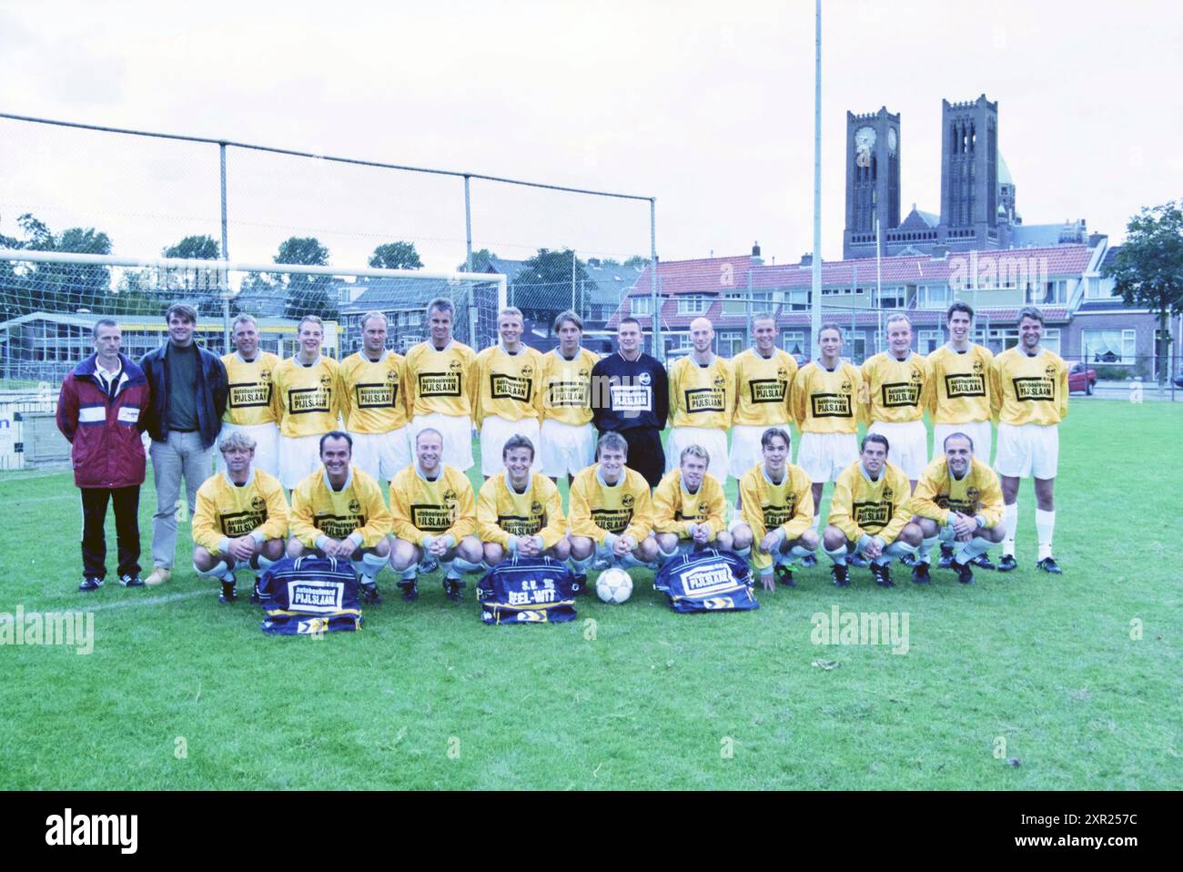 Équipe de football jaune Blanc, 24-08-1998, Whizgle Dutch News : images historiques sur mesure pour l'avenir. Explorez le passé néerlandais avec des perspectives modernes grâce à des images d'agences néerlandaises. Concilier les événements d'hier avec les perspectives de demain. Embarquez pour un voyage intemporel avec des histoires qui façonnent notre avenir. Banque D'Images