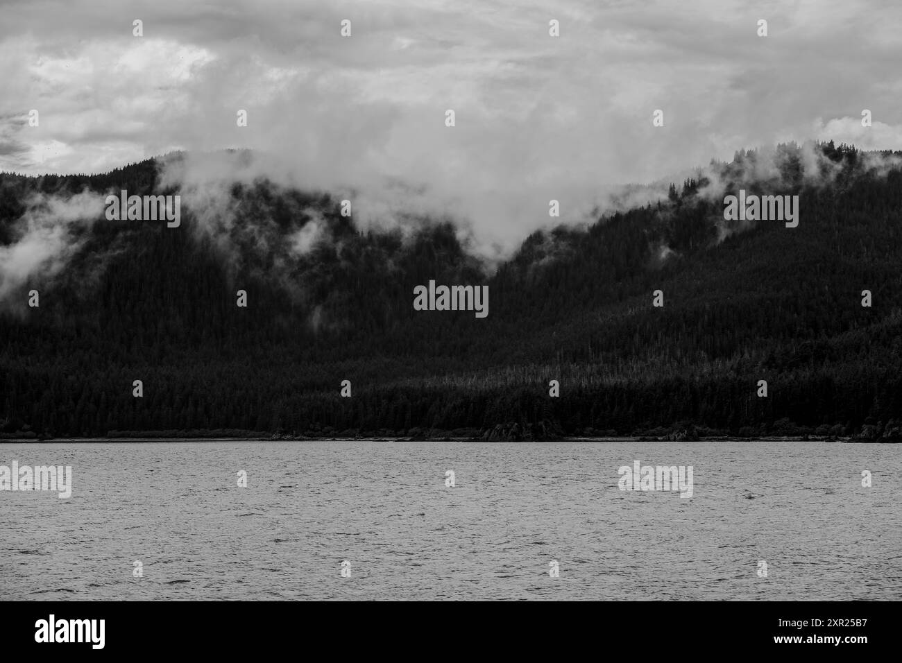 Montagnes couvertes de nuages et de neige en Alaska Banque D'Images