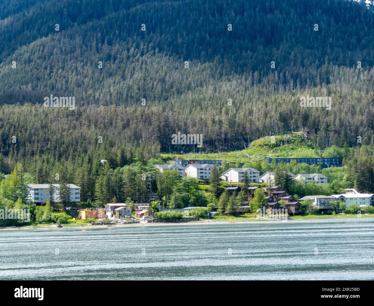 Quelques entreprises, appartements et maisons à Juneau, Alaska, vus d'un bateau de croisière. Banque D'Images