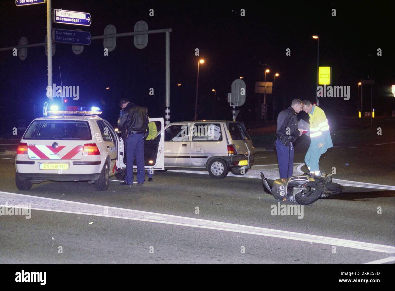 Accident scooter, Haarlem, pays-Bas, 12-04-2002, Whizgle Dutch News : des images historiques sur mesure pour l'avenir. Explorez le passé néerlandais avec des perspectives modernes grâce à des images d'agences néerlandaises. Concilier les événements d'hier avec les perspectives de demain. Embarquez pour un voyage intemporel avec des histoires qui façonnent notre avenir. Banque D'Images Accident scooter, Haarlem, pays-Bas, 12-04-2002, Whizgle Dutch News : des images historiques sur mesure pour l'avenir. Explorez le passé néerlandais avec des perspectives modernes grâce à des images d'agences néerlandaises. Concilier les événements d'hier avec les perspectives de demain. Embarquez pour un voyage intemporel avec des histoires qui façonnent notre avenir. Banque D'Images
