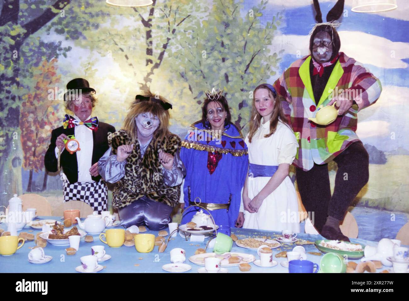 Théâtre Alice au pays des merveilles, IJmuiden, pays-Bas, 12-04-2002, Whizgle Dutch News : images historiques sur mesure pour l'avenir. Explorez le passé néerlandais avec des perspectives modernes grâce à des images d'agences néerlandaises. Concilier les événements d'hier avec les perspectives de demain. Embarquez pour un voyage intemporel avec des histoires qui façonnent notre avenir. Banque D'Images Théâtre Alice au pays des merveilles, IJmuiden, pays-Bas, 12-04-2002, Whizgle Dutch News : images historiques sur mesure pour l'avenir. Explorez le passé néerlandais avec des perspectives modernes grâce à des images d'agences néerlandaises. Concilier les événements d'hier avec les perspectives de demain. Embarquez pour un voyage intemporel avec des histoires qui façonnent notre avenir. Banque D'Images