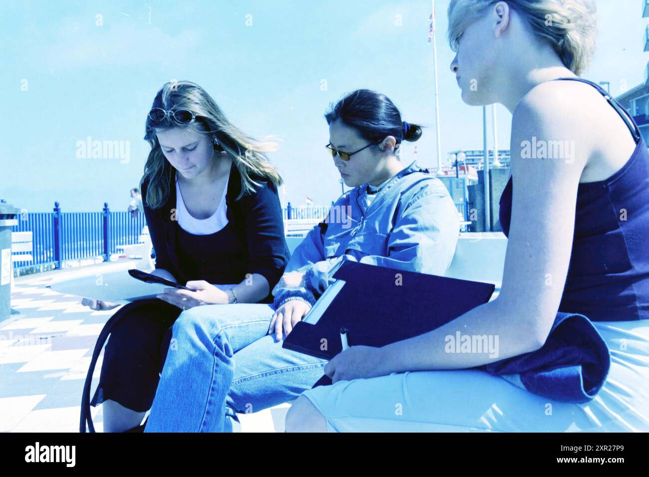 Étudiant en école de commerce + touriste, Zandvoort, Zandvoort, 28-06-2001, Whizgle Dutch News : images historiques sur mesure pour l'avenir. Explorez le passé néerlandais avec des perspectives modernes grâce à des images d'agences néerlandaises. Concilier les événements d'hier avec les perspectives de demain. Embarquez pour un voyage intemporel avec des histoires qui façonnent notre avenir. Banque D'Images