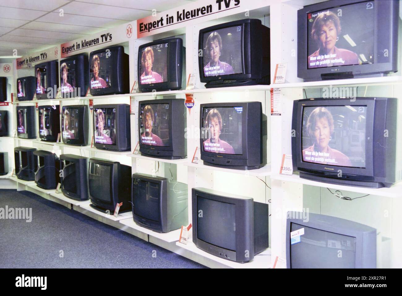 Row of TVS, 04-12-1997, Whizgle Dutch News : images historiques sur mesure pour l'avenir. Explorez le passé néerlandais avec des perspectives modernes grâce à des images d'agences néerlandaises. Concilier les événements d'hier avec les perspectives de demain. Embarquez pour un voyage intemporel avec des histoires qui façonnent notre avenir. Banque D'Images Row of TVS, 04-12-1997, Whizgle Dutch News : images historiques sur mesure pour l'avenir. Explorez le passé néerlandais avec des perspectives modernes grâce à des images d'agences néerlandaises. Concilier les événements d'hier avec les perspectives de demain. Embarquez pour un voyage intemporel avec des histoires qui façonnent notre avenir. Banque D'Images