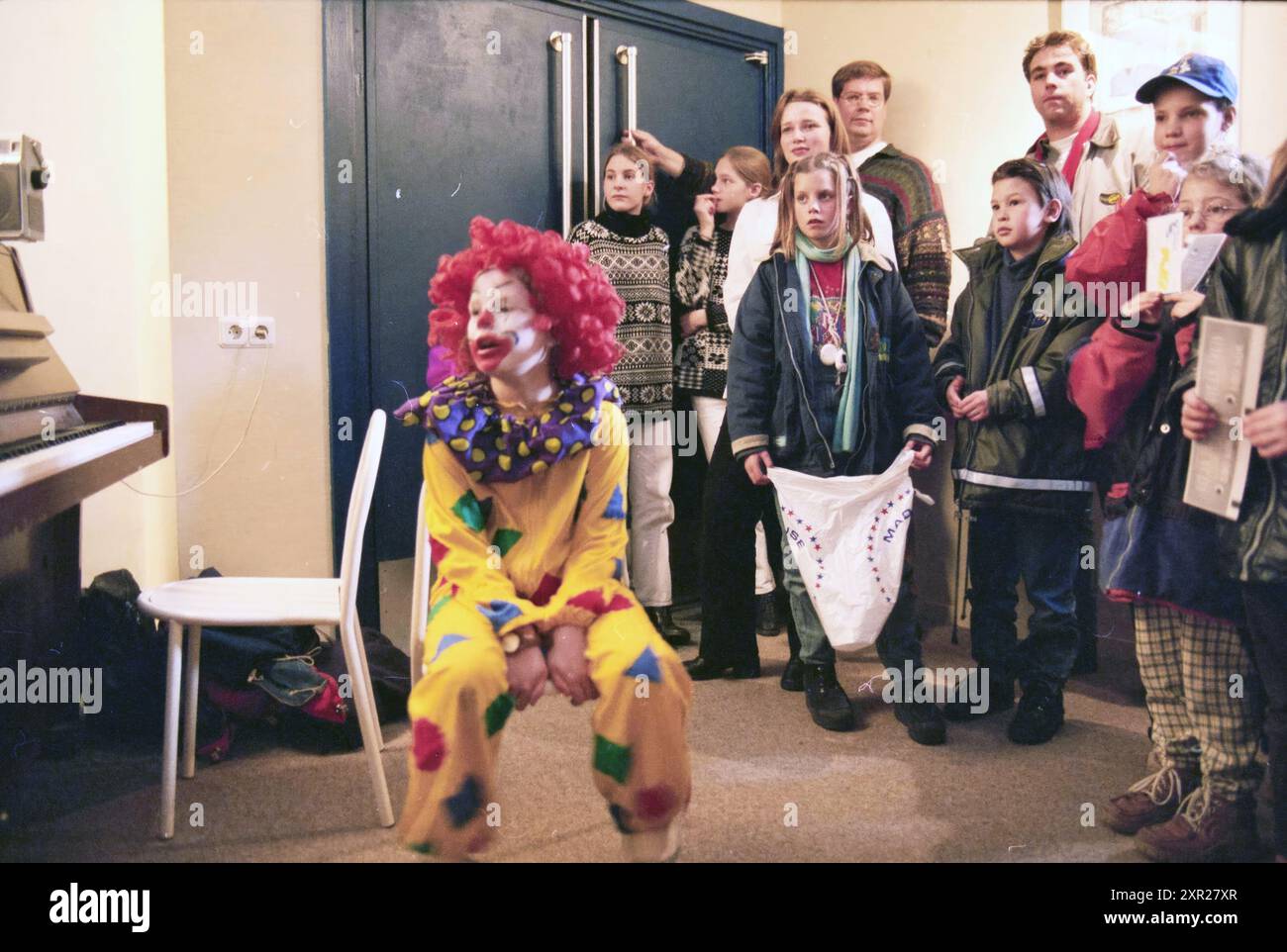 Théâtre pour enfants, foyer, Stadsschouwburg IJmuiden, IJmuiden, pays-Bas, 22-02-1998, Whizgle Dutch News : des images historiques sur mesure pour l'avenir. Explorez le passé néerlandais avec des perspectives modernes grâce à des images d'agences néerlandaises. Concilier les événements d'hier avec les perspectives de demain. Embarquez pour un voyage intemporel avec des histoires qui façonnent notre avenir. Banque D'Images