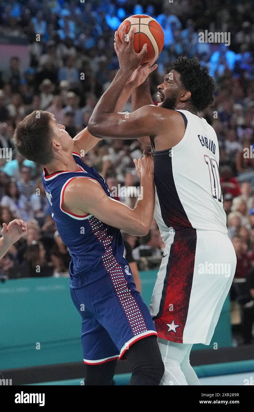 Paris, France. 08 août 2024. Le centre américain Joel Embiid (à droite) cherche un tir contre la Serbie en demi-finale de basket-ball masculin aux Jeux Olympiques de Paris 2024 au Bercy Arena à Paris, France, le jeudi 8 août 2024. Photo de Richard Ellis/UPI crédit : UPI/Alamy Live News Banque D'Images