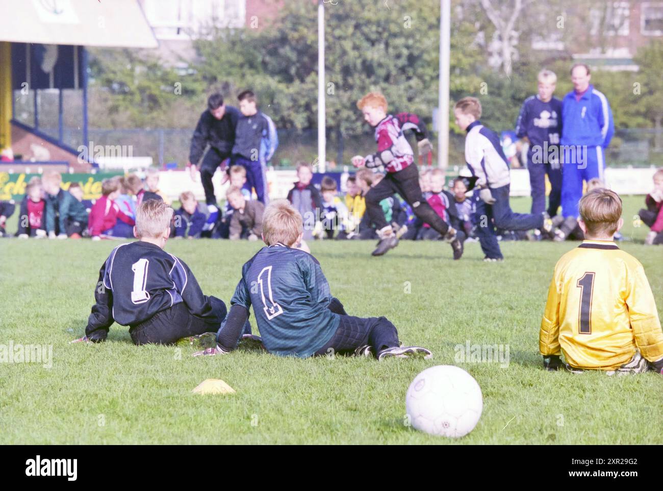 Formation des jeunes IJ.V.V. The Kingfishers, IJmuiden, pays-Bas, 00-10-2001, Whizgle Dutch News : images historiques sur mesure pour l'avenir. Explorez le passé néerlandais avec des perspectives modernes grâce à des images d'agences néerlandaises. Concilier les événements d'hier avec les perspectives de demain. Embarquez pour un voyage intemporel avec des histoires qui façonnent notre avenir. Banque D'Images