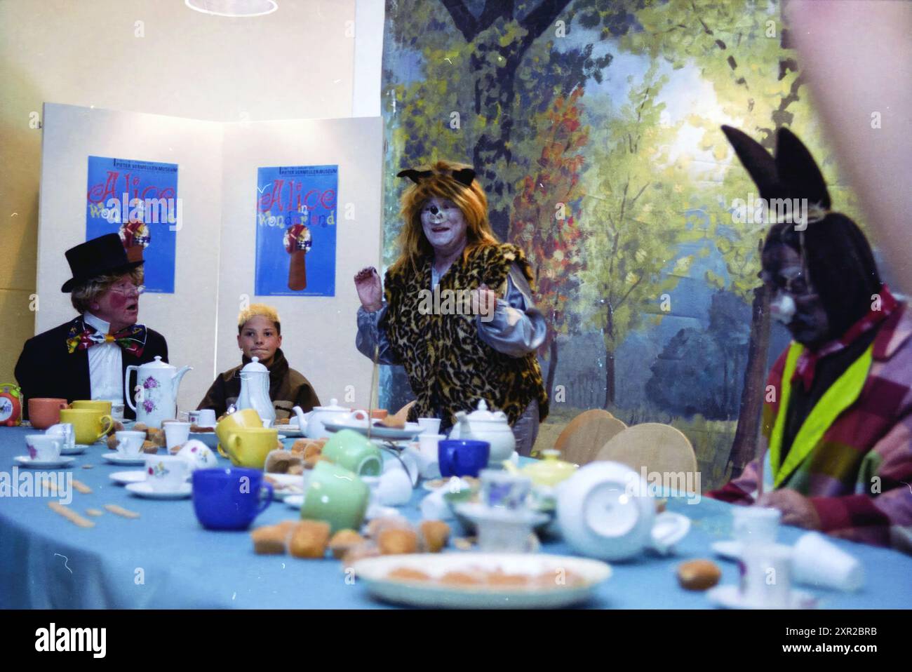 Théâtre Alice au pays des merveilles, IJmuiden, pays-Bas, 12-04-2002, Whizgle Dutch News : images historiques sur mesure pour l'avenir. Explorez le passé néerlandais avec des perspectives modernes grâce à des images d'agences néerlandaises. Concilier les événements d'hier avec les perspectives de demain. Embarquez pour un voyage intemporel avec des histoires qui façonnent notre avenir. Banque D'Images Théâtre Alice au pays des merveilles, IJmuiden, pays-Bas, 12-04-2002, Whizgle Dutch News : images historiques sur mesure pour l'avenir. Explorez le passé néerlandais avec des perspectives modernes grâce à des images d'agences néerlandaises. Concilier les événements d'hier avec les perspectives de demain. Embarquez pour un voyage intemporel avec des histoires qui façonnent notre avenir. Banque D'Images