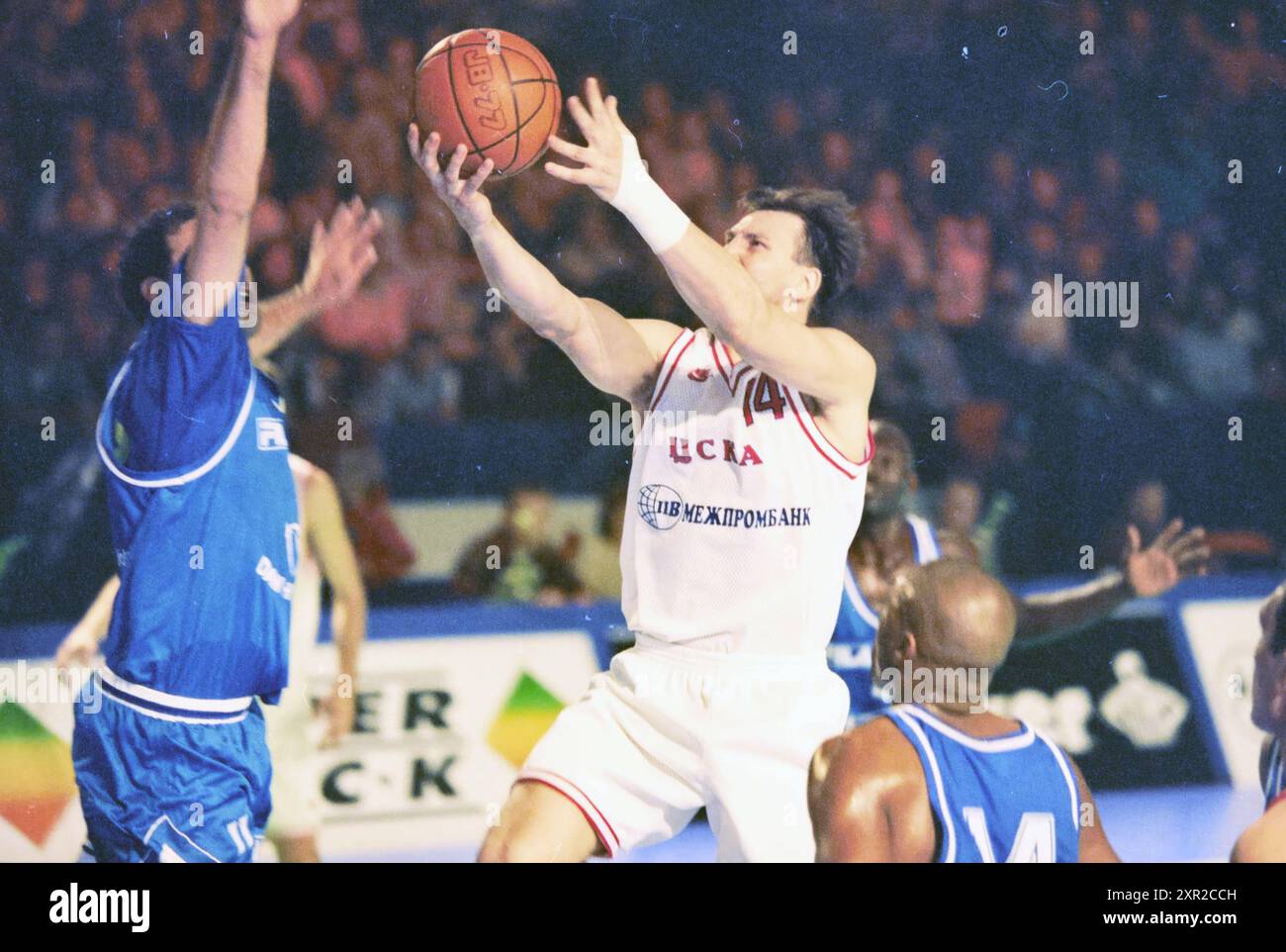 Match de basket-ball, Whizgle Dutch News : des images historiques conçues pour l'avenir. Explorez le passé néerlandais avec des perspectives modernes grâce à des images d'agences néerlandaises. Concilier les événements d'hier avec les perspectives de demain. Embarquez pour un voyage intemporel avec des histoires qui façonnent notre avenir. Banque D'Images