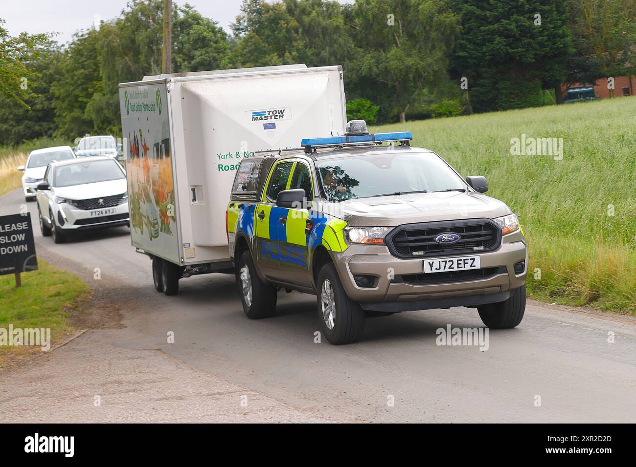 Un véhicule de la police du Yorkshire du Nord tractant une remorque à exposer au Cops 7 Cars Show à l'automobiliste à Leeds, Yorkshire, Royaume-Uni Banque D'Images