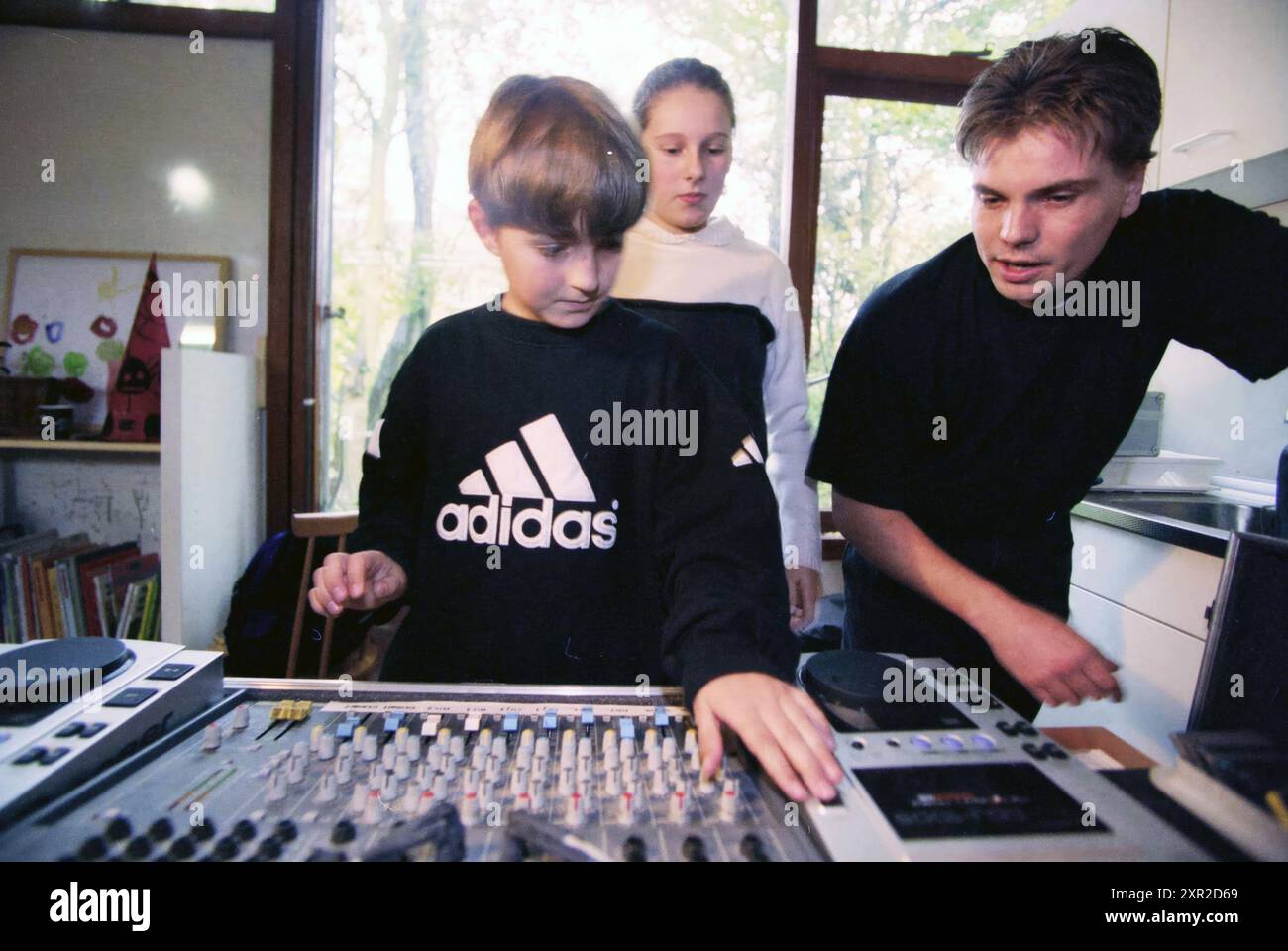 Workshop DJ, Spaarndam, 26-10-2000, Whizgle Dutch News : des images historiques sur mesure pour l'avenir. Explorez le passé néerlandais avec des perspectives modernes grâce à des images d'agences néerlandaises. Concilier les événements d'hier avec les perspectives de demain. Embarquez pour un voyage intemporel avec des histoires qui façonnent notre avenir. Banque D'Images