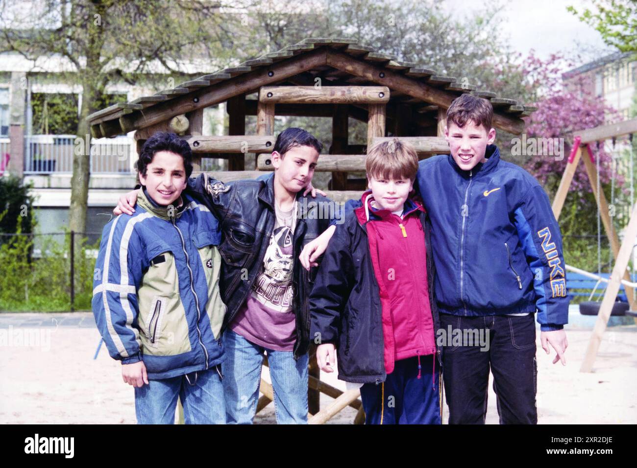 Playground Delftwijk, Haarlem, pays-Bas, 12-04-1999, Whizgle Dutch News : des images historiques sur mesure pour l'avenir. Explorez le passé néerlandais avec des perspectives modernes grâce à des images d'agences néerlandaises. Concilier les événements d'hier avec les perspectives de demain. Embarquez pour un voyage intemporel avec des histoires qui façonnent notre avenir. Banque D'Images Playground Delftwijk, Haarlem, pays-Bas, 12-04-1999, Whizgle Dutch News : des images historiques sur mesure pour l'avenir. Explorez le passé néerlandais avec des perspectives modernes grâce à des images d'agences néerlandaises. Concilier les événements d'hier avec les perspectives de demain. Embarquez pour un voyage intemporel avec des histoires qui façonnent notre avenir. Banque D'Images