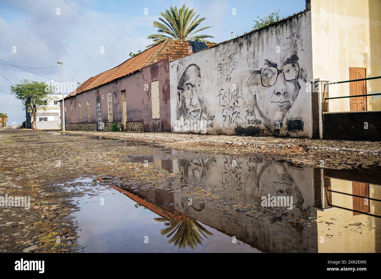 Réflexion après la pluie dans une rue de Tarrafal, île de Santiago, Cap Vert Banque D'Images