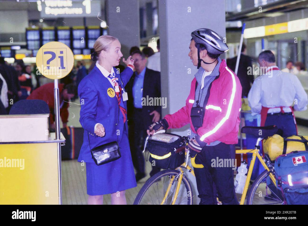 Travailleur de vacances, Jasmijn KLM. Schiphol., 24-06-1996, Whizgle Dutch News : des images historiques sur mesure pour l'avenir. Explorez le passé néerlandais avec des perspectives modernes grâce à des images d'agences néerlandaises. Concilier les événements d'hier avec les perspectives de demain. Embarquez pour un voyage intemporel avec des histoires qui façonnent notre avenir. Banque D'Images