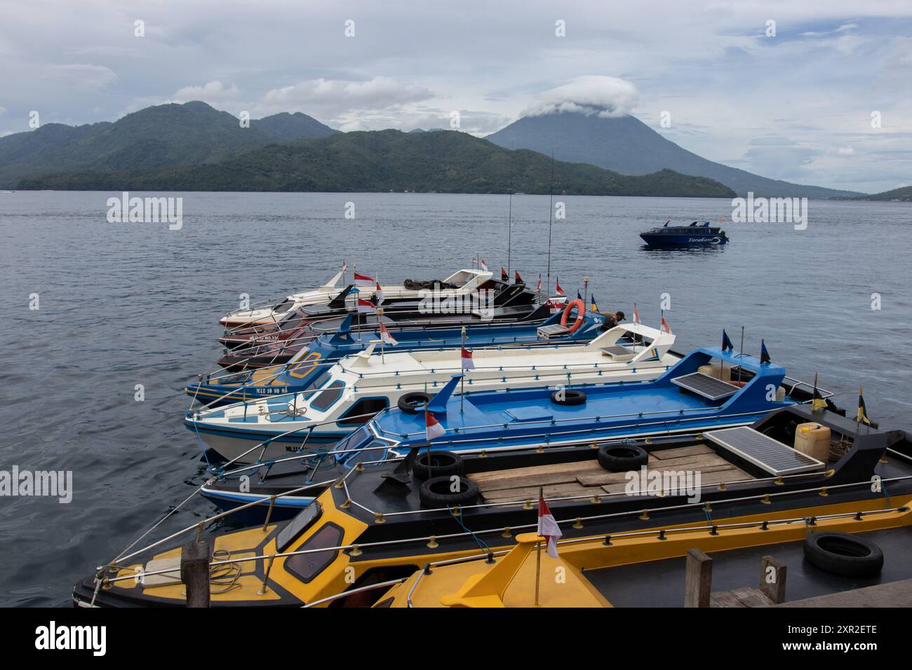 Une rangée de hors-bord à l'embarcadère, qui est l'un des principaux moyens de transport sur l'île de Ternate, Maluku du Nord. Banque D'Images