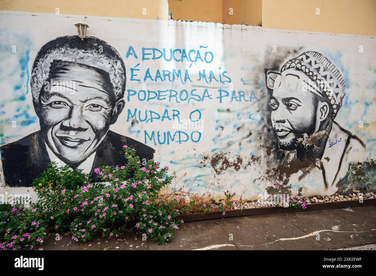 Street art avec un portrait de Nelson Mandela et Amílcar Cabral à Tarrafal, île de Santiago, Cap-Vert Banque D'Images