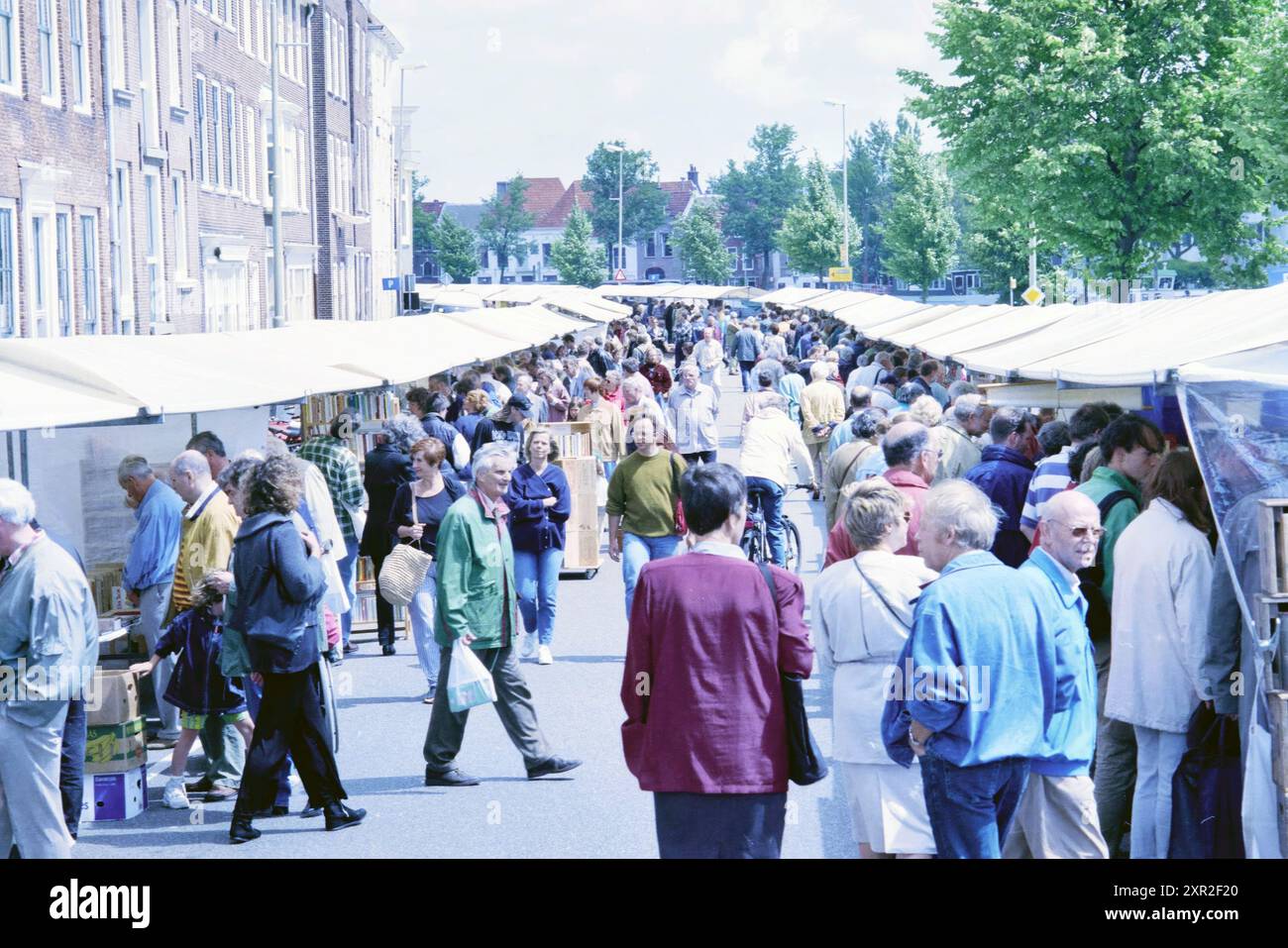 Marché du livre le long de la Spaarne, Haarlem, Spaarne, pays-Bas, 27-06-1998, Whizgle Dutch News : des images historiques sur mesure pour l'avenir. Explorez le passé néerlandais avec des perspectives modernes grâce à des images d'agences néerlandaises. Concilier les événements d'hier avec les perspectives de demain. Embarquez pour un voyage intemporel avec des histoires qui façonnent notre avenir. Banque D'Images