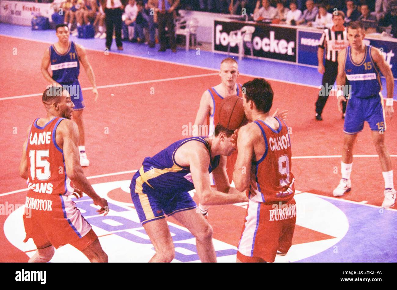 Tournoi de basket-ball, Whizgle Dutch News : des images historiques sur mesure pour l'avenir. Explorez le passé néerlandais avec des perspectives modernes grâce à des images d'agences néerlandaises. Concilier les événements d'hier avec les perspectives de demain. Embarquez pour un voyage intemporel avec des histoires qui façonnent notre avenir. Banque D'Images
