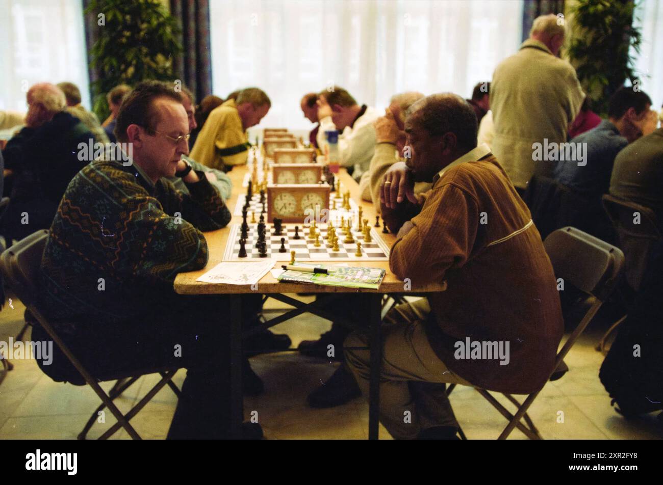 Tournoi d'échecs, IJmuiden, IJmuiden, pays-Bas, 25-10-2002, Whizgle Dutch News : des images historiques sur mesure pour l'avenir. Explorez le passé néerlandais avec des perspectives modernes grâce à des images d'agences néerlandaises. Concilier les événements d'hier avec les perspectives de demain. Embarquez pour un voyage intemporel avec des histoires qui façonnent notre avenir. Banque D'Images