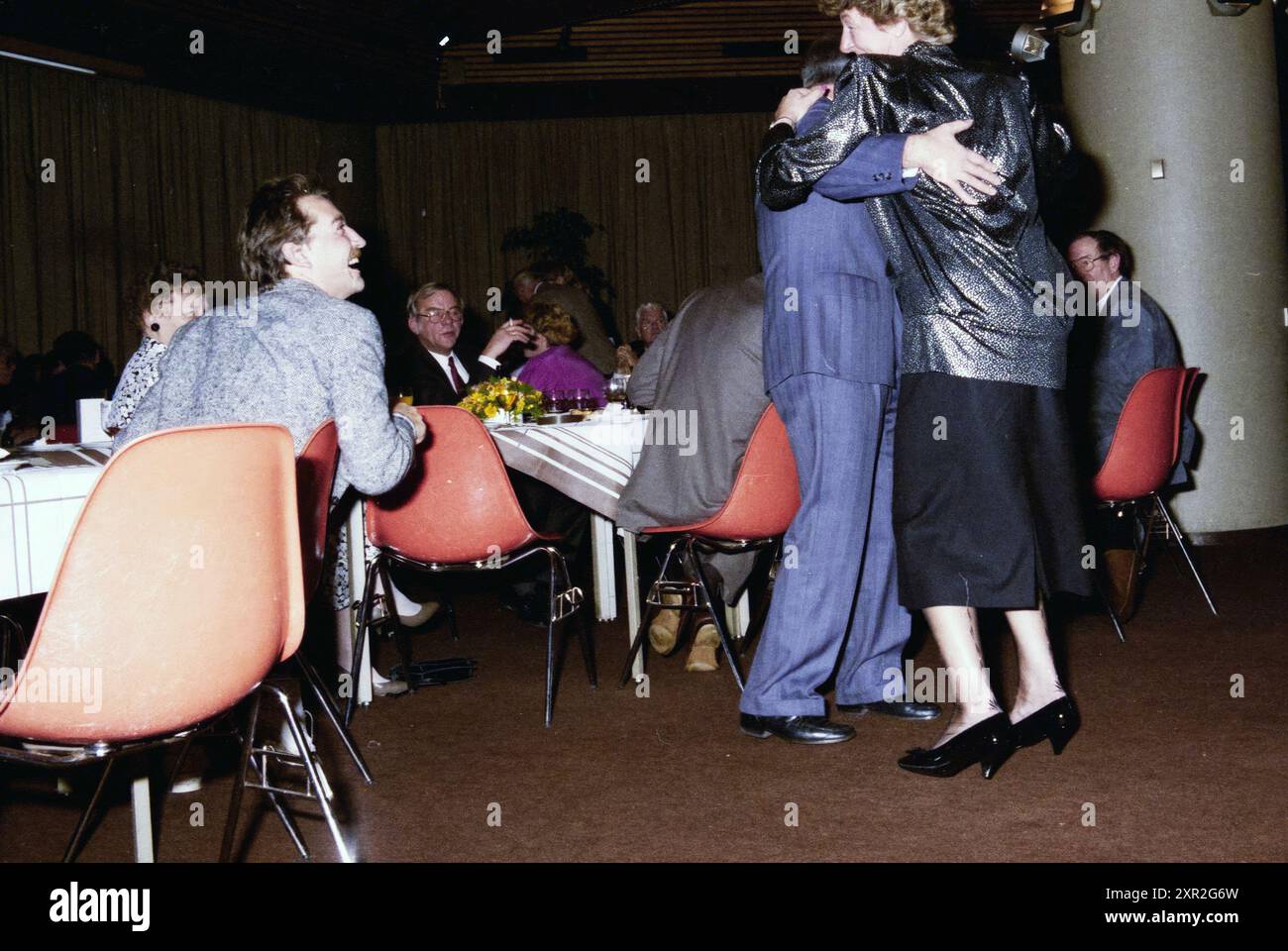 (Danse) Party, Whizgle Dutch News : images historiques adaptées pour l'avenir. Explorez le passé néerlandais avec des perspectives modernes grâce à des images d'agences néerlandaises. Concilier les événements d'hier avec les perspectives de demain. Embarquez pour un voyage intemporel avec des histoires qui façonnent notre avenir. Banque D'Images