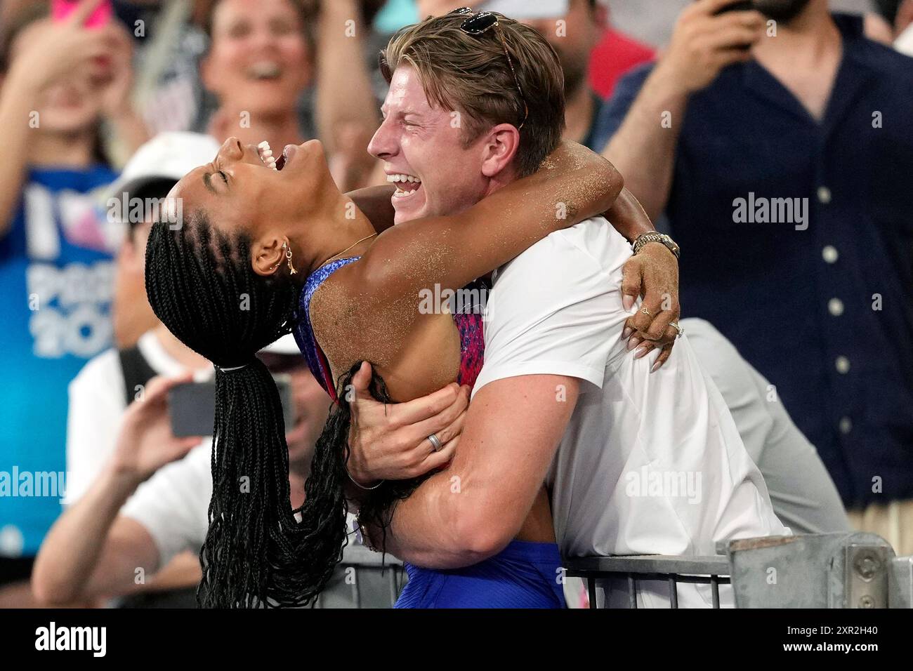 Tara Davis-Woodhall, left, of the United States, celebrates with her husband Hunter Woodhall after winning the women's long jump final at the 2024 Summer Olympics, Thursday, Aug. 8, 2024, in Saint-Denis, France. (AP Photo/Bernat Armangue) Banque D'Images