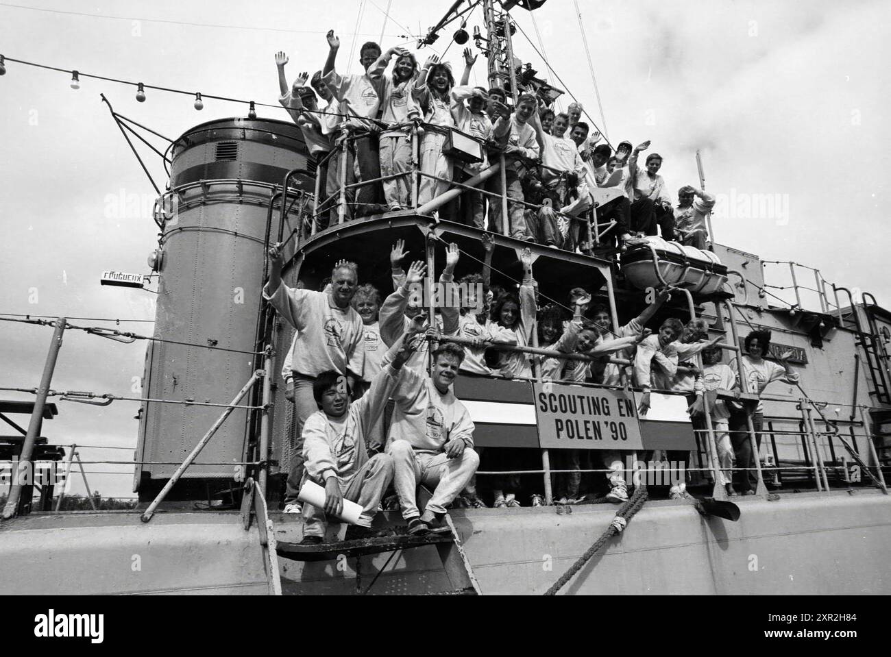 Les enfants polonais sont les invités des éclaireurs de Prins Willemzee qui ont un vieux navire naval, PW641 'le Fougueux', comme base, Haarlem, pays-Bas, 17-07-1990, Whizgle Dutch News : des images historiques sur mesure pour l'avenir. Explorez le passé néerlandais avec des perspectives modernes grâce à des images d'agences néerlandaises. Concilier les événements d'hier avec les perspectives de demain. Embarquez pour un voyage intemporel avec des histoires qui façonnent notre avenir. Banque D'Images