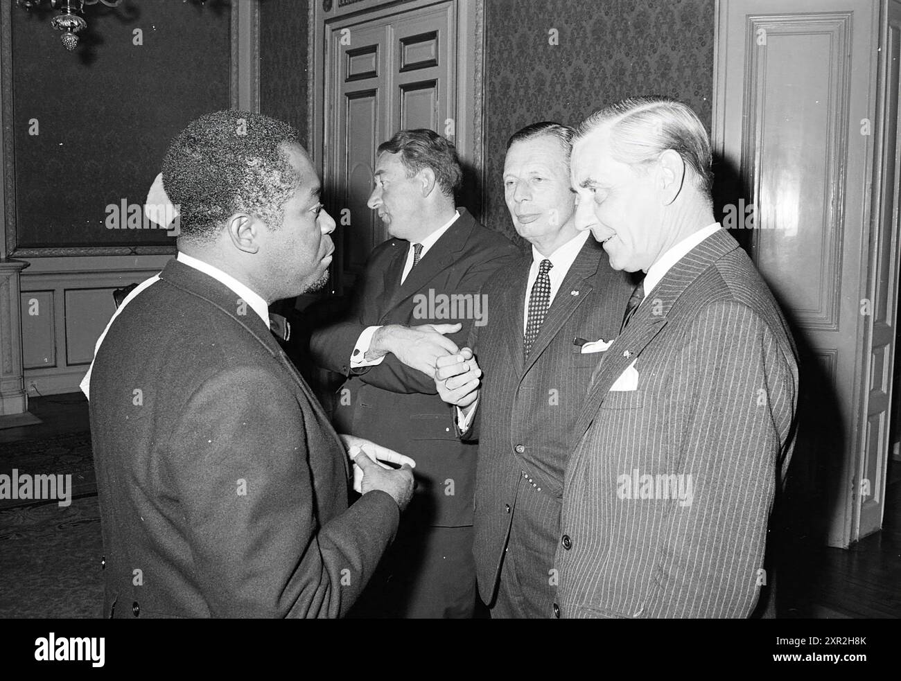 RECEPTION République du Cameroun Mr. Atangana Hotel de Indes, réceptions, 01-10-1964, Whizgle Dutch News : images historiques sur mesure pour l'avenir. Explorez le passé néerlandais avec des perspectives modernes grâce à des images d'agences néerlandaises. Concilier les événements d'hier avec les perspectives de demain. Embarquez pour un voyage intemporel avec des histoires qui façonnent notre avenir. Banque D'Images