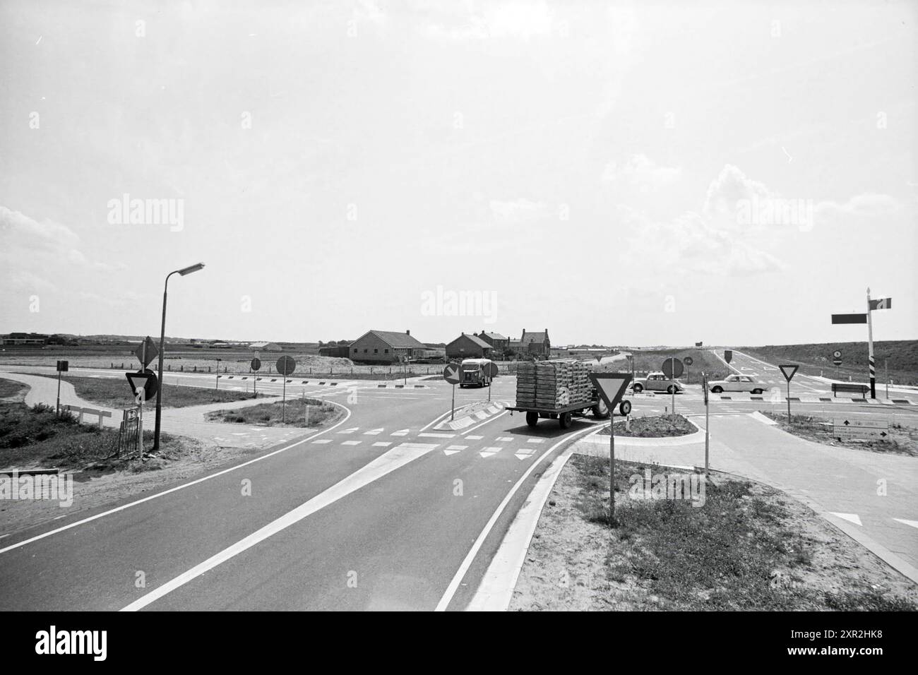 Traversée de Zilk, routes, construction de routes, plantation de routes, 29-06-1972, Whizgle Dutch News : des images historiques sur mesure pour l'avenir. Explorez le passé néerlandais avec des perspectives modernes grâce à des images d'agences néerlandaises. Concilier les événements d'hier avec les perspectives de demain. Embarquez pour un voyage intemporel avec des histoires qui façonnent notre avenir. Banque D'Images