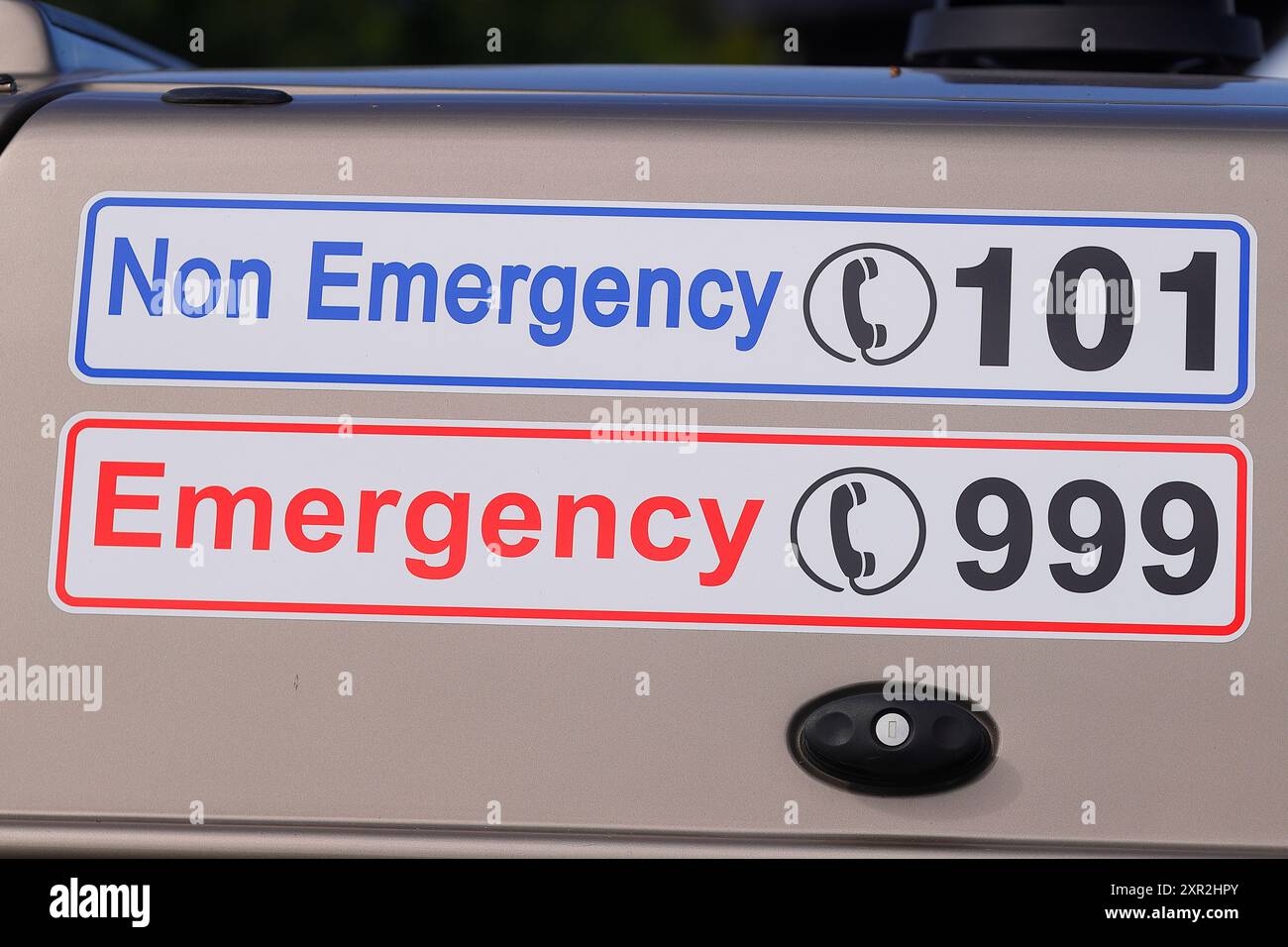 Autocollants 101 et 999 non urgents sur une police du North Yorkshire Banque D'Images