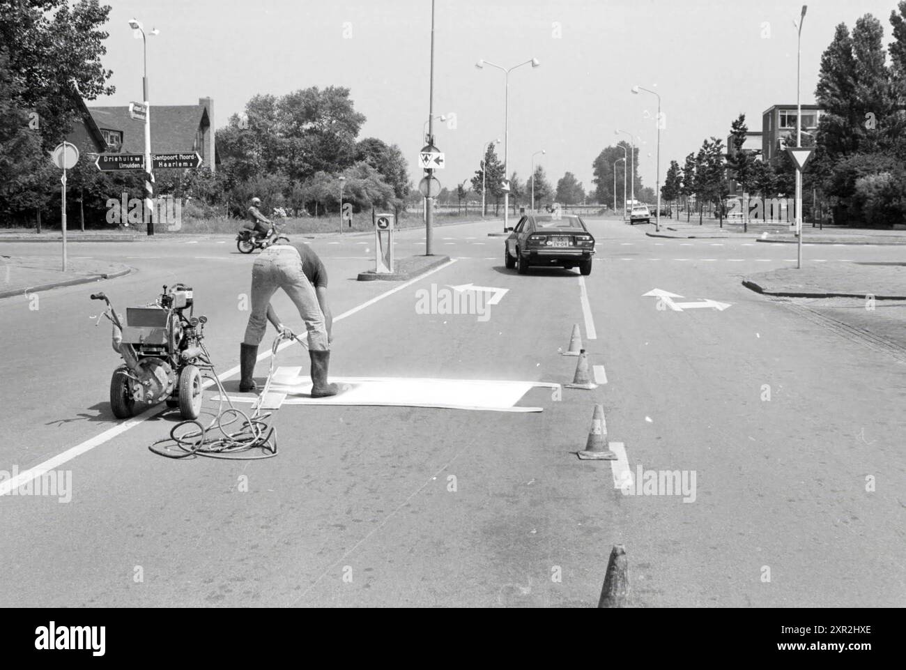 Peinture de la surface de la route à l'intersection Hagelingerweg - Santpoortse Dreef, Santpoort-Noord, Hagelingerweg, 05-07-1979, Whizgle Dutch News : des images historiques sur mesure pour l'avenir. Explorez le passé néerlandais avec des perspectives modernes grâce à des images d'agences néerlandaises. Concilier les événements d'hier avec les perspectives de demain. Embarquez pour un voyage intemporel avec des histoires qui façonnent notre avenir. Banque D'Images